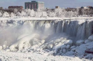 Zamrzlé Niagarské vodopády (author: The Guardian)