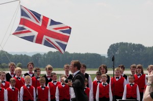 Bonifanti zpívají britskou hymnu na Aviatické pouti