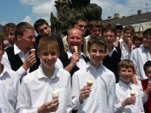 Za odměnu po skončení festivalu vzal sbormistr kluky na nefalšovanou poličskou zmrzlinu