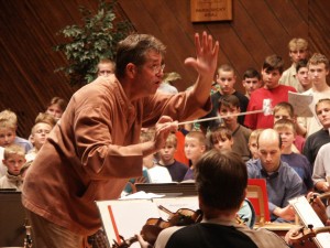 Douglas Bostock při generálce s Bonifanty a Komorní filharmonií Pardubice