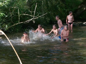 Bonifanti se ráchají v řece na soustředění