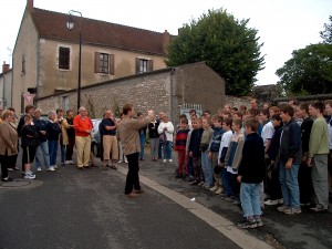 Na rozloučenou zpíváme před autobusem Jean de Nivelles