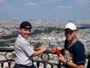 Paříž jako na dlani. Báječný pohled z druhého patra Eiffelovy věže...