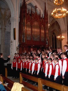 Koncert v obrovské gotické katedrále Notre Damme v Chateauneuf sur Cher